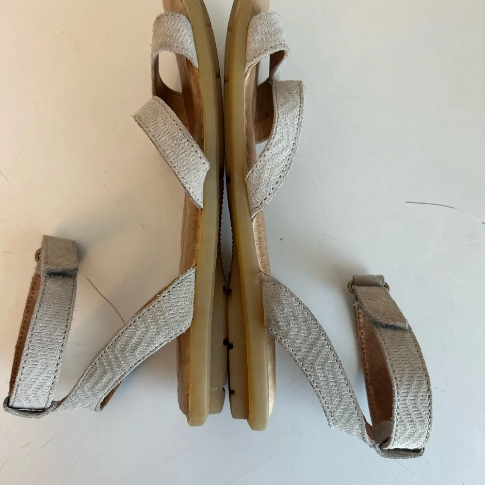Born F20228 Gray Leather Strappy Sandals Flat Comfort Ankle Strap Sz 7 M Women’s